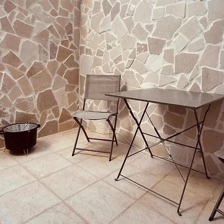 Apartment Lovely 2 Bedroom Unit,patio And Close