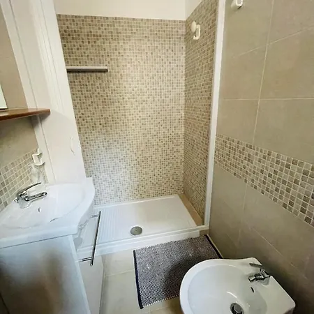 Apartment Lovely 2 Bedroom Unit,patio And Close