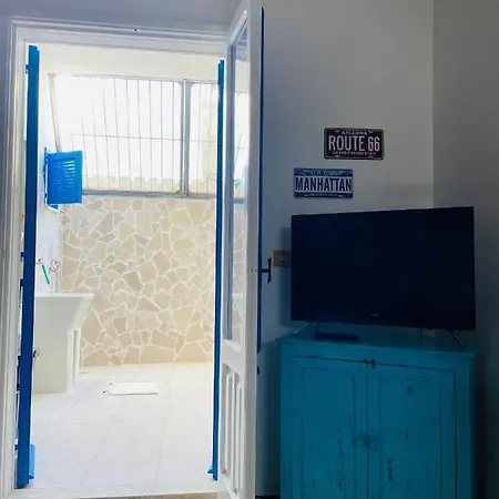 Lovely 2 Bedroom Unit,patio And Close